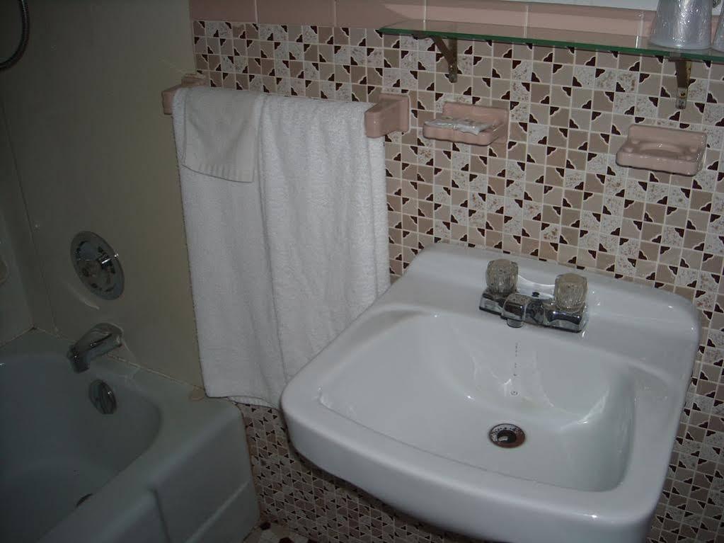 Motel Des Erables Coteau-du-Lac ภายนอก รูปภาพ
