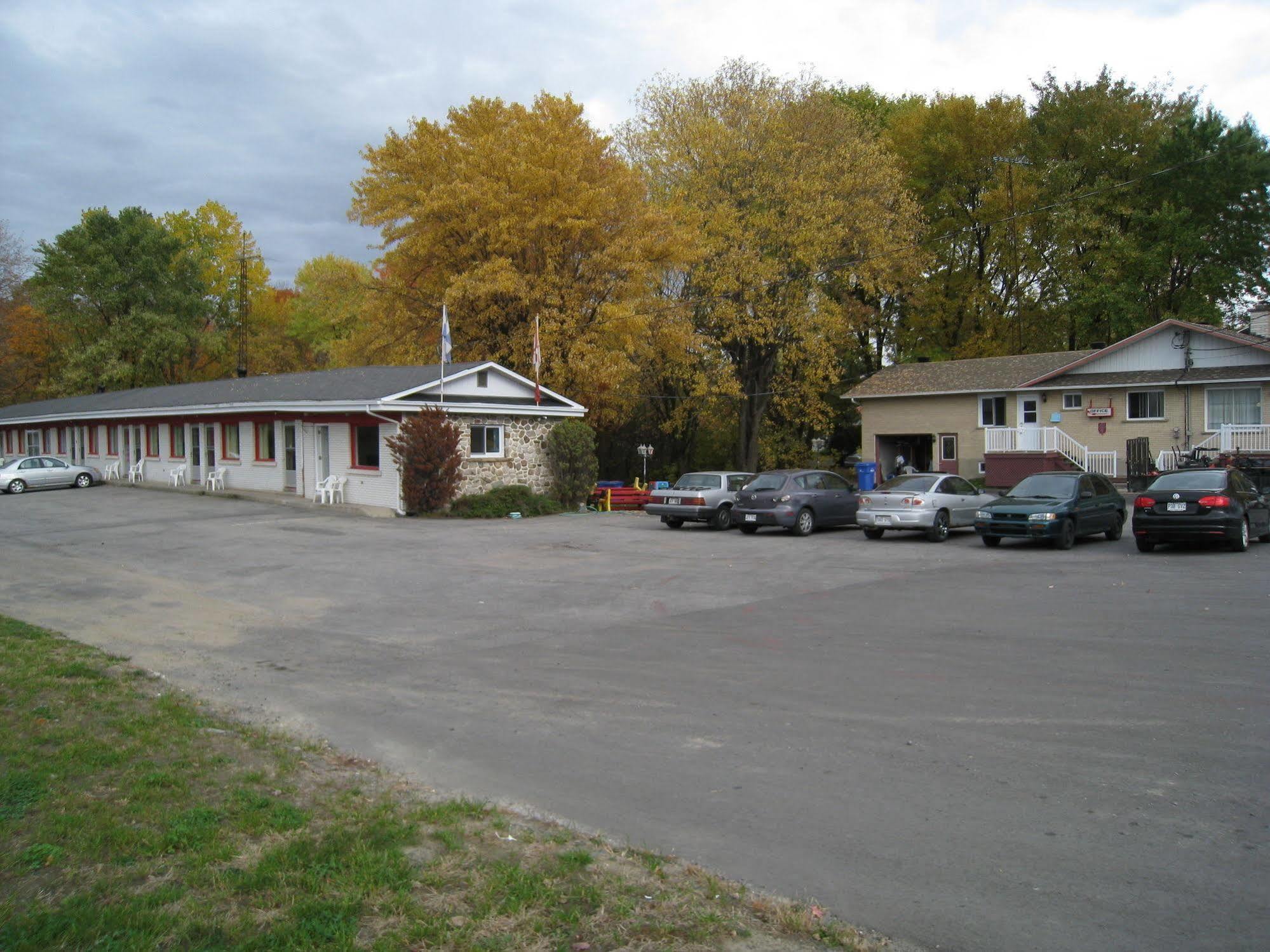 Motel Des Erables Coteau-du-Lac ภายนอก รูปภาพ